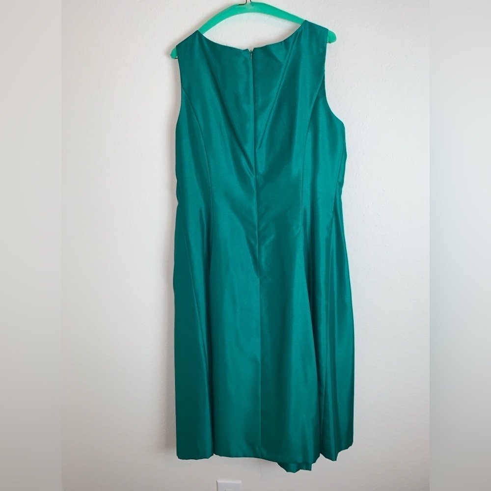 Tahari: Elegant Teal Sleeveless Rhinestone Dress – Perfect for Any Occasion - Picture 5 of 8